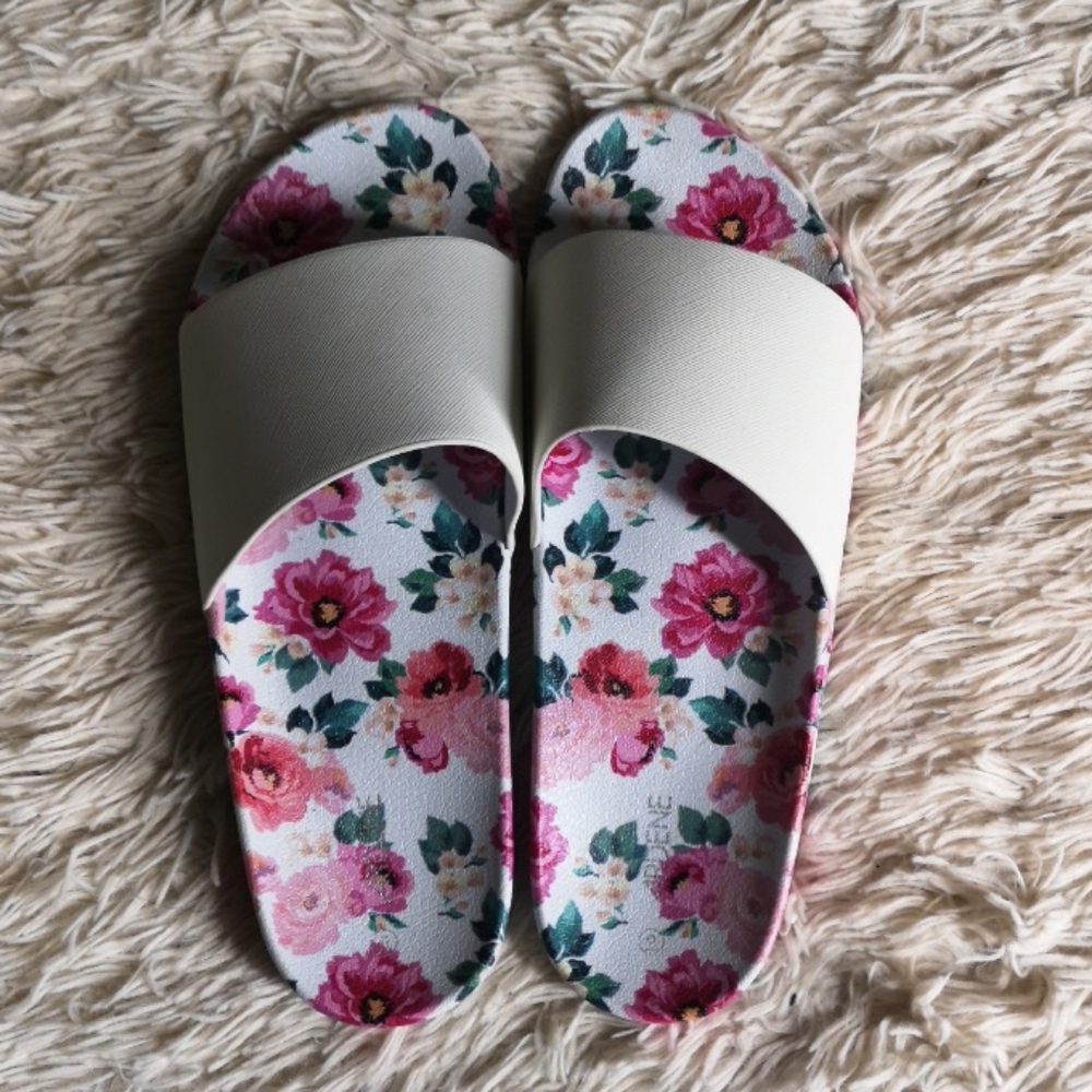 🏷️2/$20🏷️ NWOT floral slides